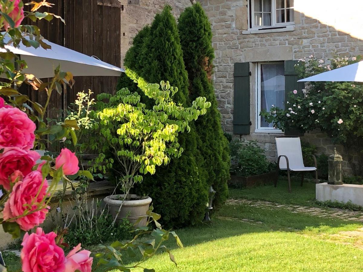 La Cour Des Delices Bed and Breakfast Gigny  Exteriör bild