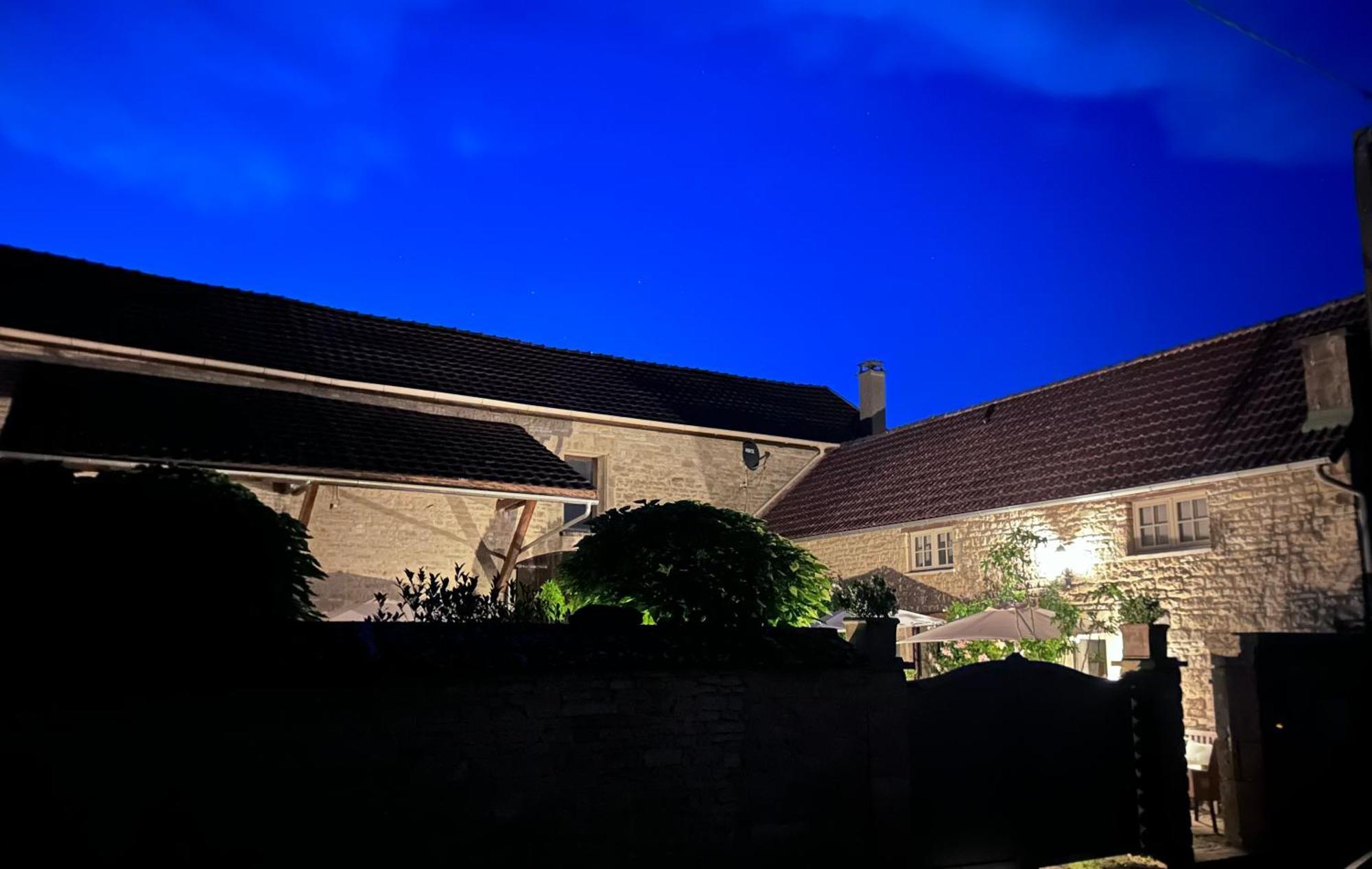 La Cour Des Delices Bed and Breakfast Gigny  Exteriör bild