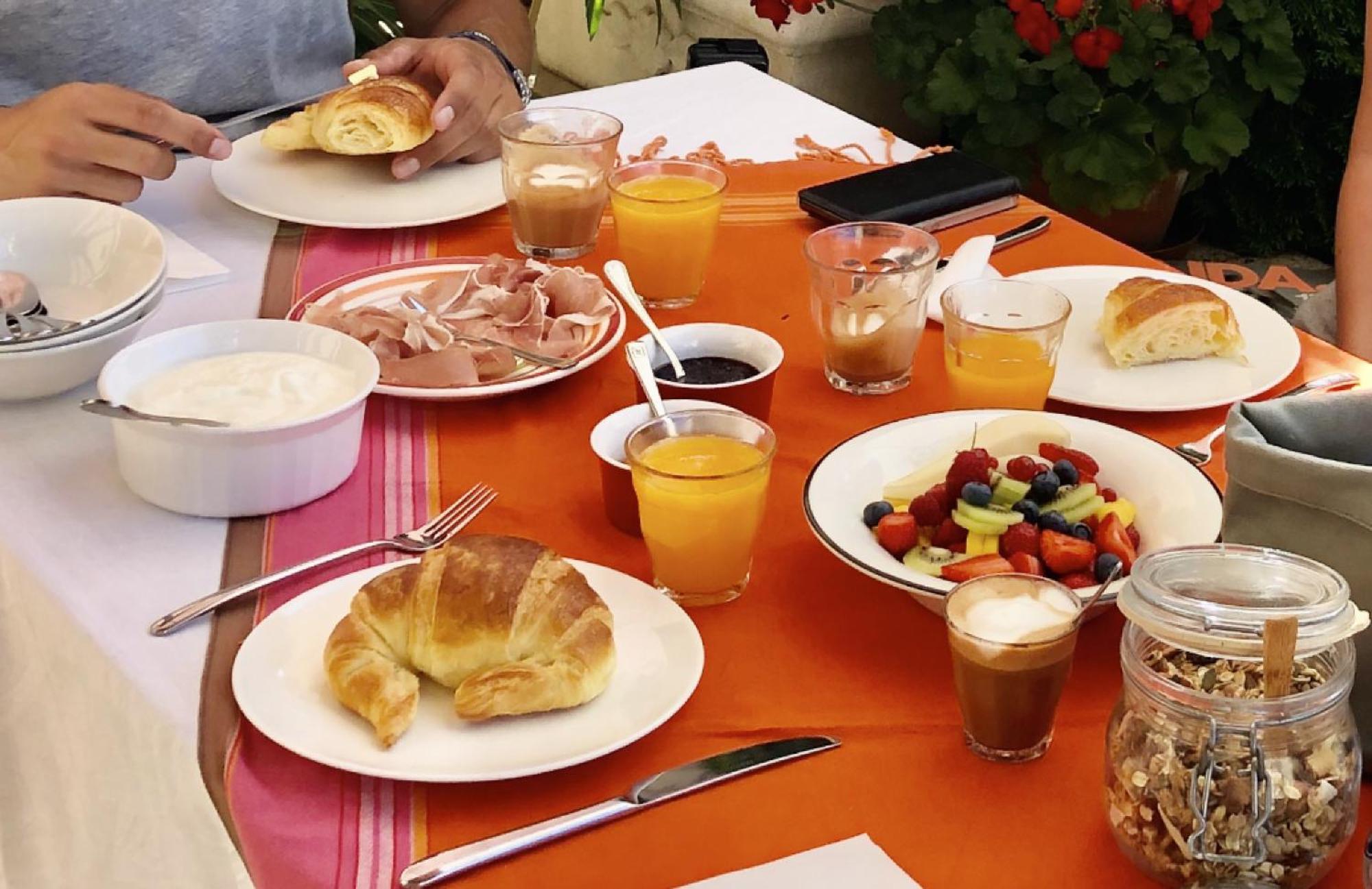 La Cour Des Delices Bed and Breakfast Gigny  Exteriör bild