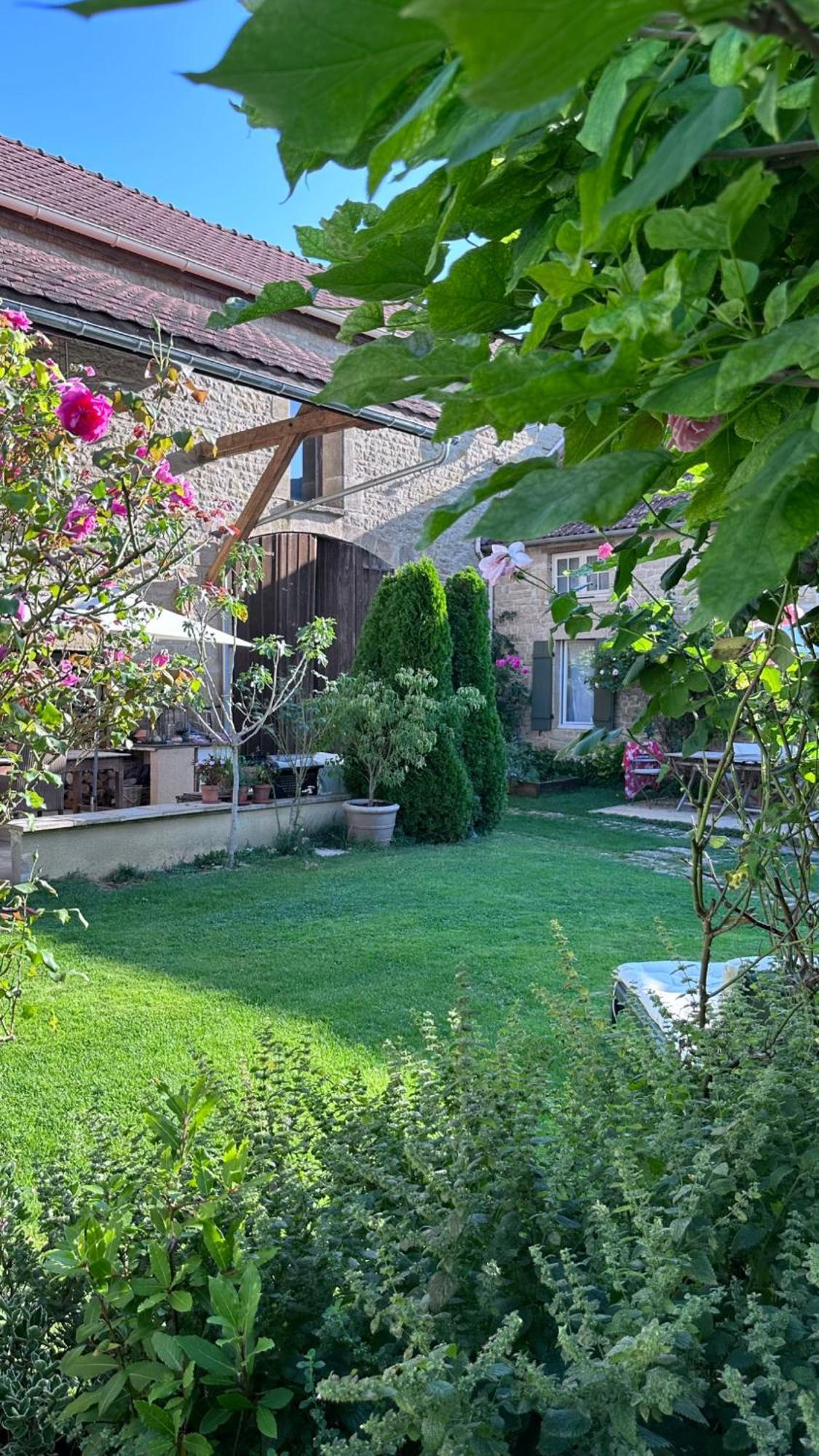 La Cour Des Delices Bed and Breakfast Gigny  Exteriör bild