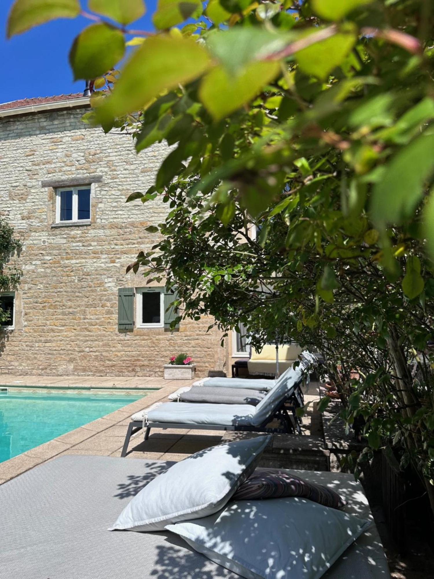 La Cour Des Delices Bed and Breakfast Gigny  Exteriör bild