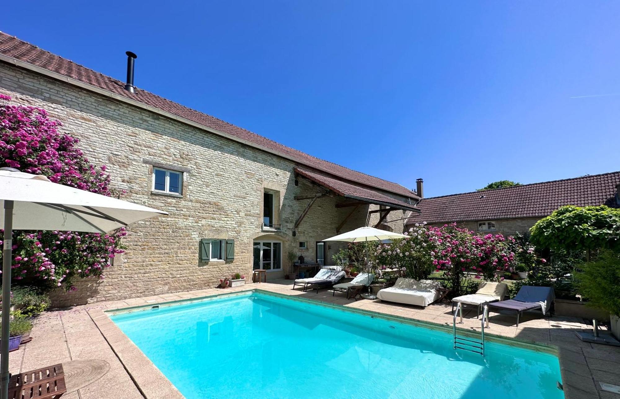 La Cour Des Delices Bed and Breakfast Gigny  Exteriör bild