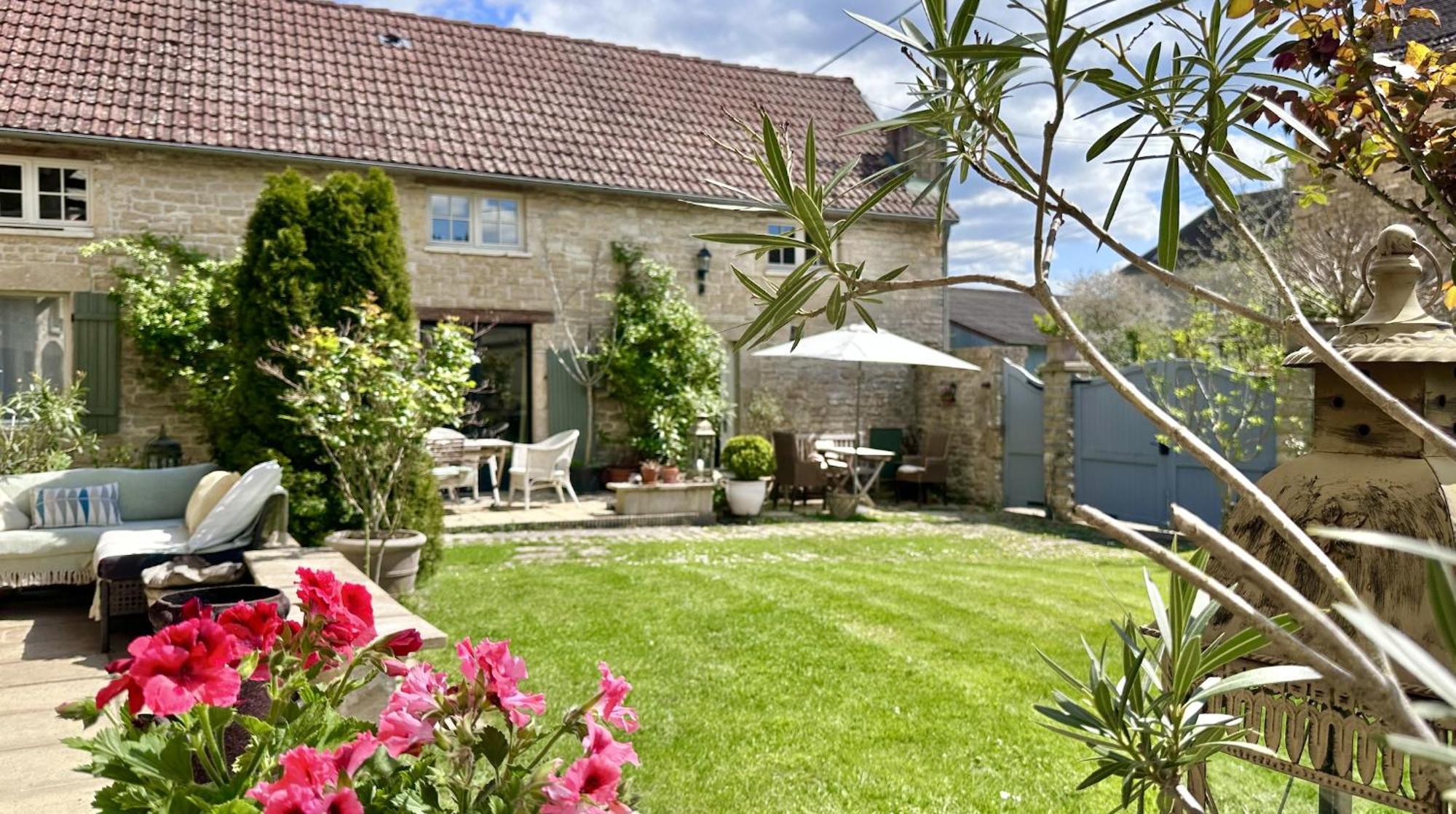 La Cour Des Delices Bed and Breakfast Gigny  Exteriör bild